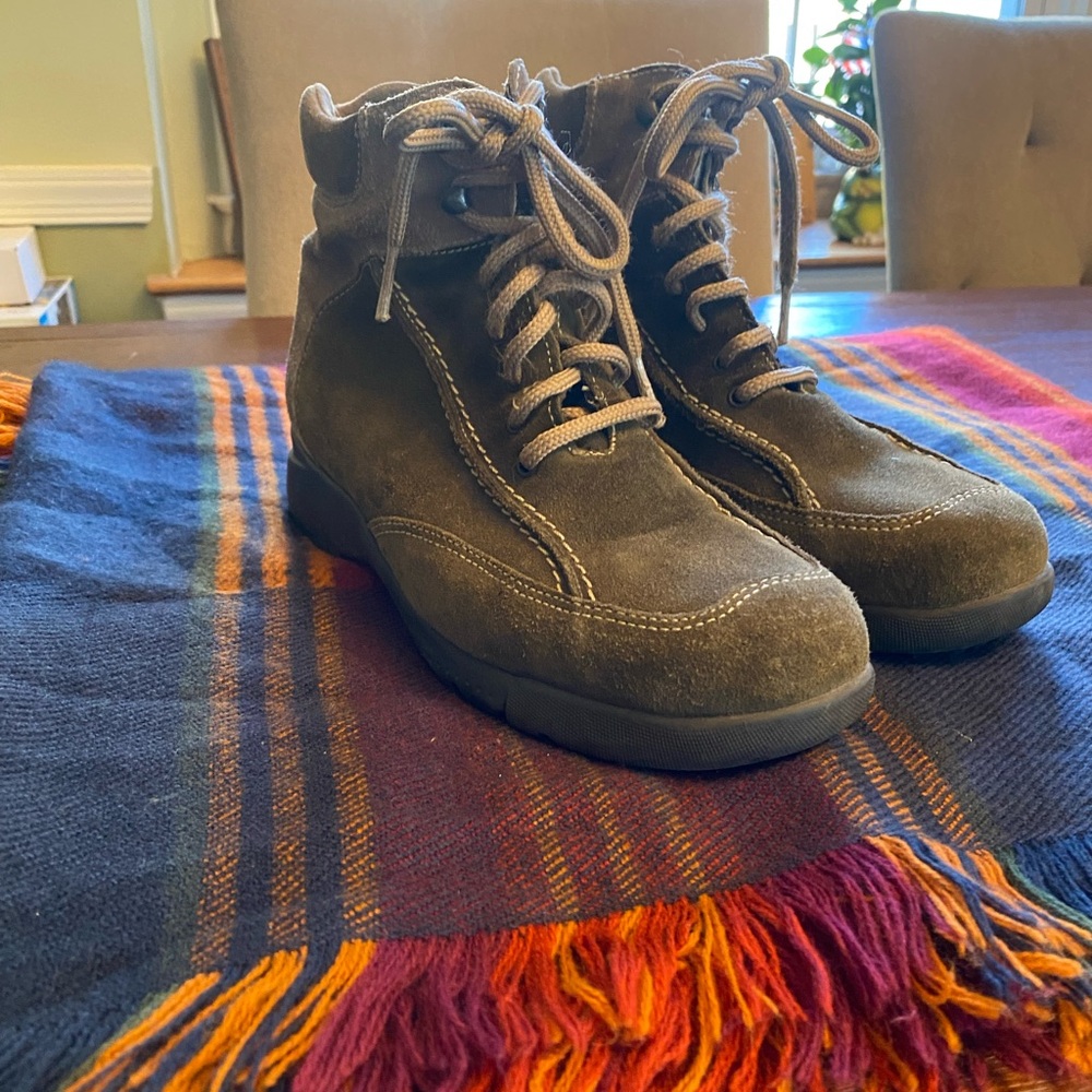La CANADIENNE Green Suede Ankle Boots